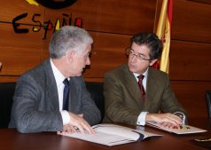 Manuel Butler y Ángel Fernández, tras la firma del Convenio